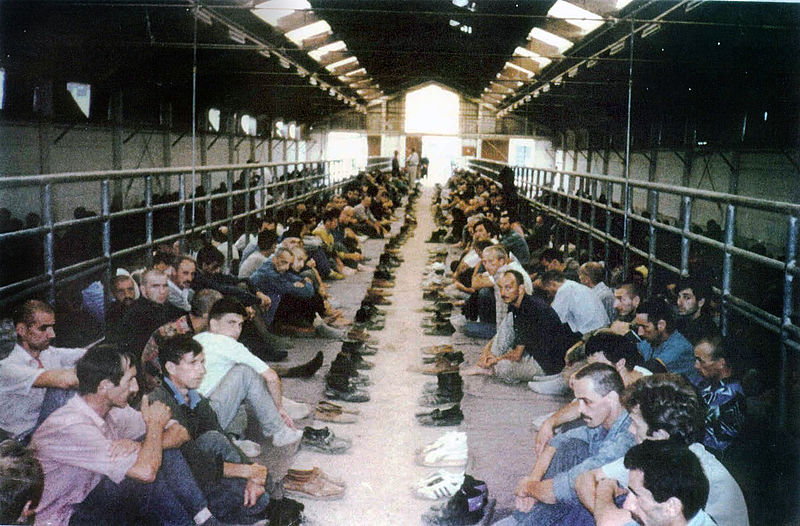 Więźniowie obozu na górze Manjača w pobliżu Banja Luki, 1992 r., fot. International Criminal Tribunal for the former Yugoslavia