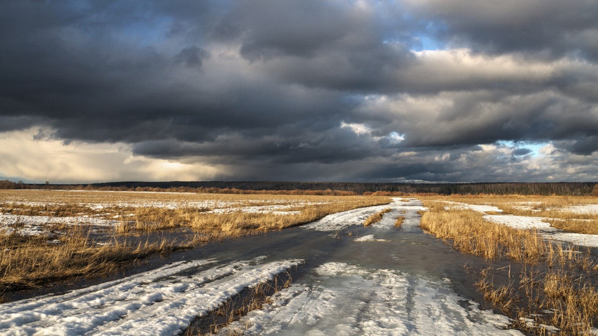 Jutro nad krańce południowe i zachodnie zacznie napływać cieplejsze, polarne powietrze. W tych regionach w najcieplejszej porze dnia termometry wskażą już około zera stopni Celsjusza. Poza tym za sprawą napływającego arktycznego powietrza utrzyma się jeszcze kilkustopniowy mróz.