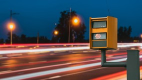 Koniec z pobłażaniem! Sejm uchwalił rewolucyjną nowelizację Prawa Drogowego. Za szybką jazdę będzie można trafić za kratki. Kiedy nowe przepisy za przekroczenie prędkości wejdą w życie?