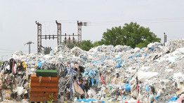 Több száz zsák szemetet raktak le illegálisan a szlovákiai Párkányban: a hulladék Budapestről származhat