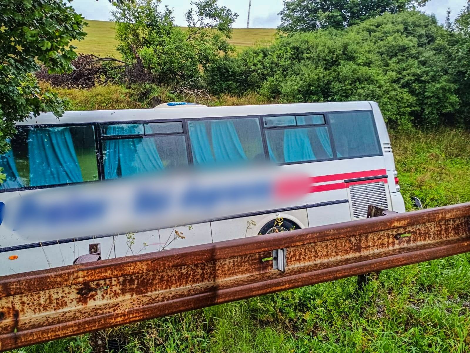 Nehoda autobusu a auta medzi obcami Spišský Hrušov a Spišské Vlachy.