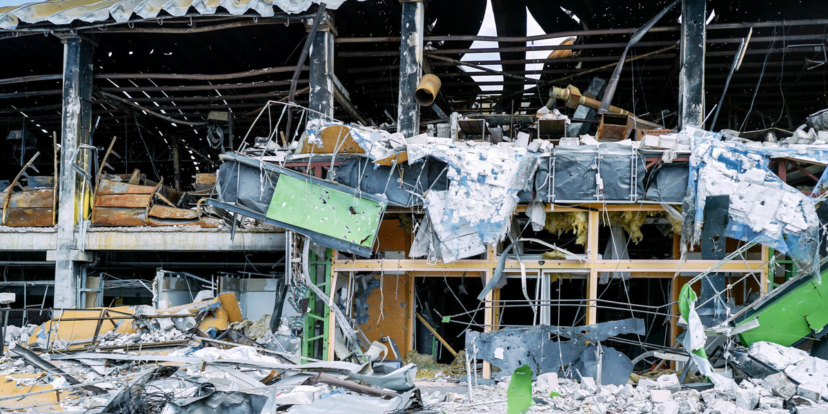 Pozostałości zniszczonego supermarketu w Irpieniu.