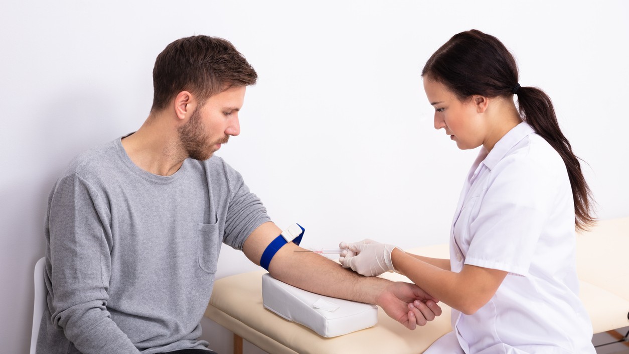 Zdravotníčka pripravuje pacienta na odber krvi. Nová rozsiahla štúdia naznačuje, že pri väčšine rutinných krvných testov nemusí byť niekoľkohodinové hladovanie nevyhnutné. Pri niektorých vyšetreniach je však stále dôležité dodržať pokyny lekára alebo laboratória. (Ilustračný obrázok)