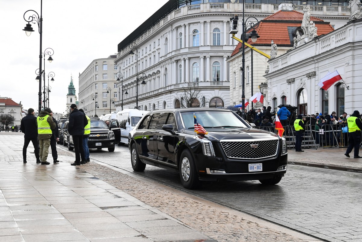 Wizyta prezydenta USA Joe Bidena. Cadillac One z prezydentem USA Joe Bidenem przed Pałacem Prezydenckim w Warszawie