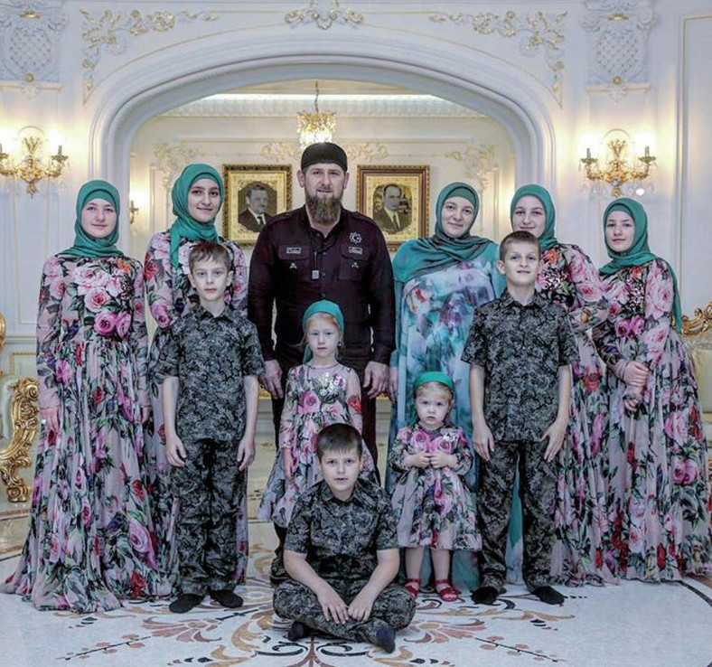 Kadyrow z Medni i dziećmi