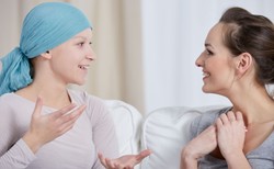 Jak rozmawiać z chorym na nowotwór i „oswoić raka”?