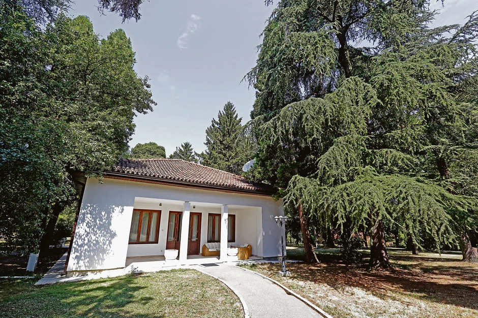 Tito je radni dan u vili "Mir" započinjao kafom i novinama u bilijarnici