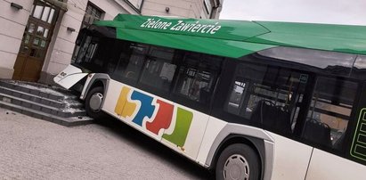 Groza w Zawierciu! Autobus wjechał w budynek dworca. W środku byli pasażerowie