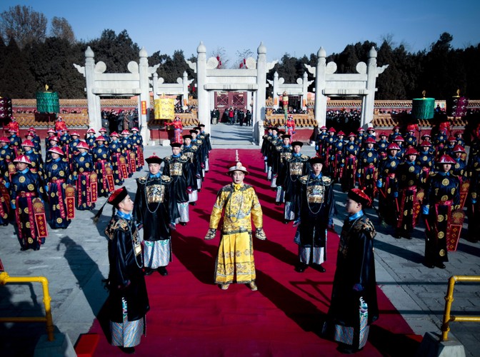 Aktorzy przebrani w tradycyjne kostiumy z czasów cesarstwa biorą udział w uroczystościach w Świątyni Ziemi w Pekinie