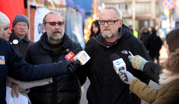 Przedstawiciele ruchu Obywatele RP Paweł Kasprzak i Wojciech Kinasiewicz podczas konferencji prasowej przed Sejmem