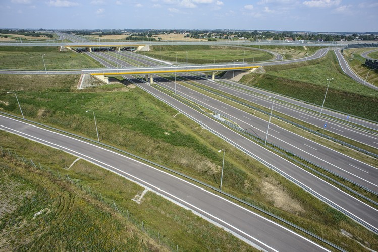 Na zdjęciach z lotu ptaka widać gotowy węzeł Lublin-Sławinek, miejsce skrzyżowania trzech dróg ekspresowych: S12, S17 i S19 w miejscowości Dąbrowica, gmina Jastków. <br><br>fot. (wp/mr) PAP/Wojciech Pacewicz