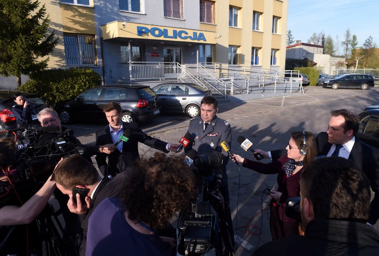 Komendant Główny Policji nadinsp. Krzysztof Gajewski odpowiada na pytania mediów przed Komendą Powiatową Policji w Kutnie