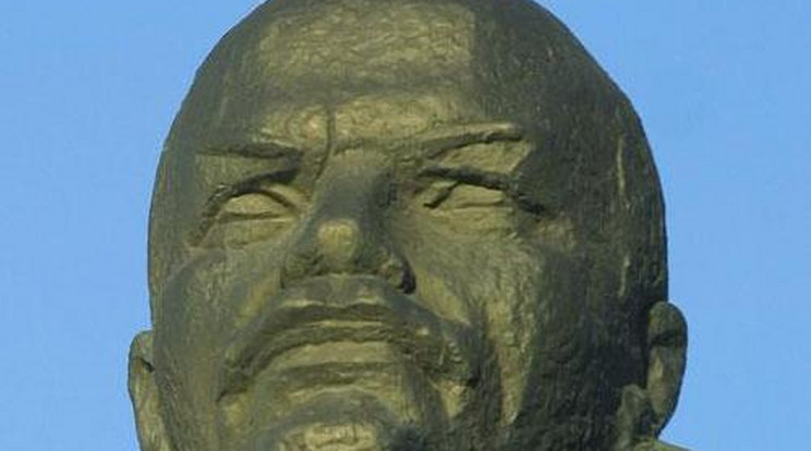 Lenin fejével pózoltak - videó