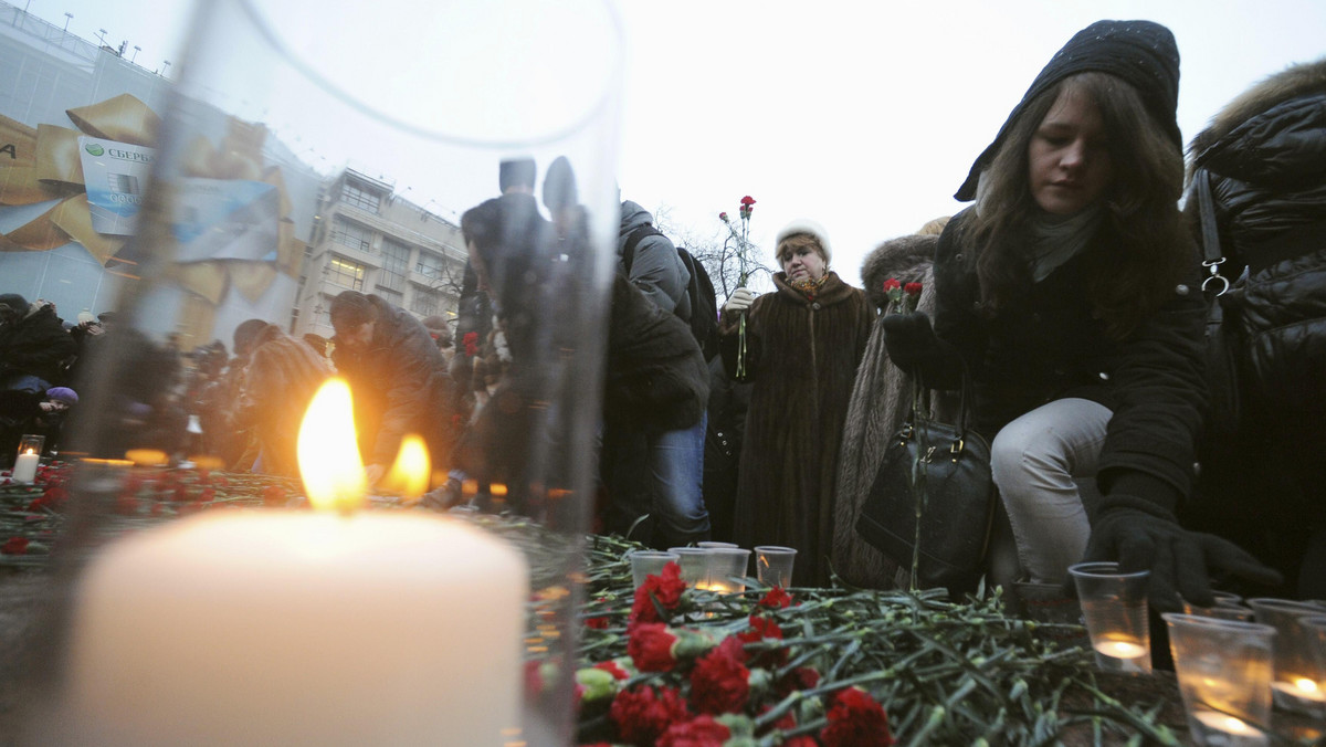 Rzeczniczka prasowa prokremlowskiego ruchu młodzieżowego "Nasi" Kristina Potupczik zasugerowała na swoim blogu, że poniedziałkowy atak terrorystyczny na lotnisko Domodiedowo mogli zorganizować rosyjscy opozycjoniści z pomocą Amerykanów, aby nie dopuścić do powrotu Władimira Putina na urząd prezydenta w 2012 roku - czytamy w serwisie newsru.com.