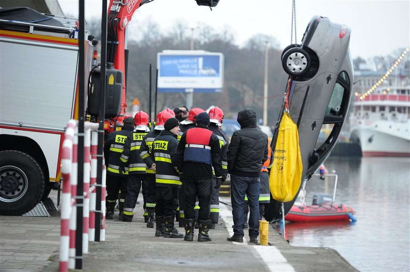 Tragedia w Szczecinie. Samochód wpadł do Odry. ZDJĘCIA