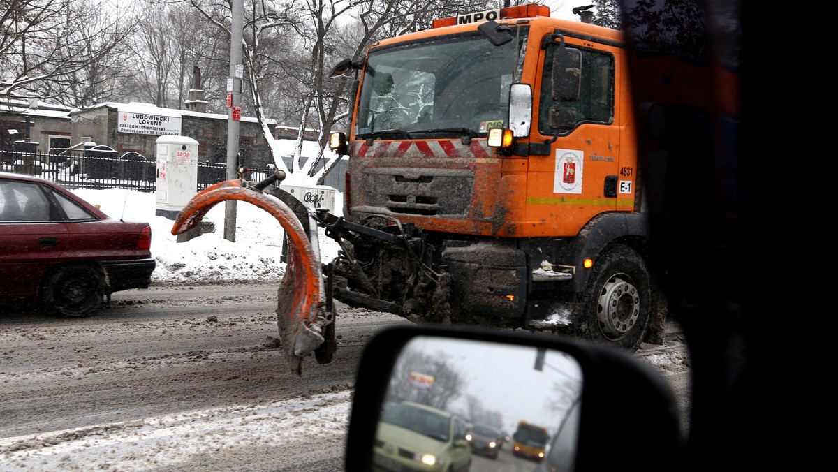 Na drogach panują złe warunki - ostrzega Generalna Dyrekcja Dróg Krajowych i Autostrad. Jezdnie są czarne tylko w sześciu województwach. W zdecydowanej większości kraju pada śnieg, a służby nie nadążają z przygotowaniem do bezpiecznej jazdy. Stołeczna policja już wczoraj po południu zaapelowała do kierowców o bezpieczną jazdę.