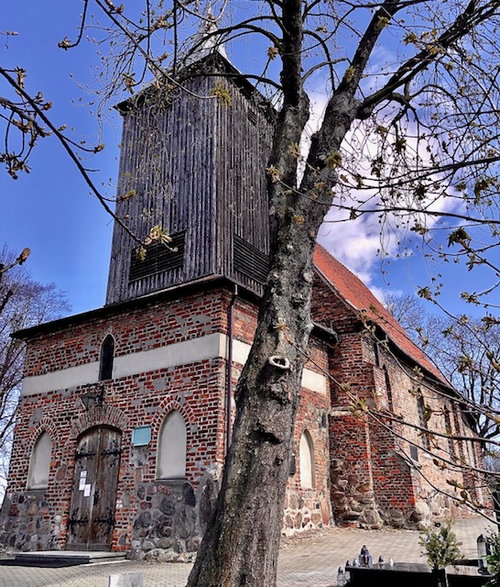 Ceglany kościół pw. św. Michała Archanioła pochodzi z XIII w. i ma nietypową drewnianą wieżę