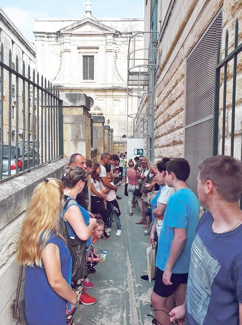 Srbi sa decom na Malti