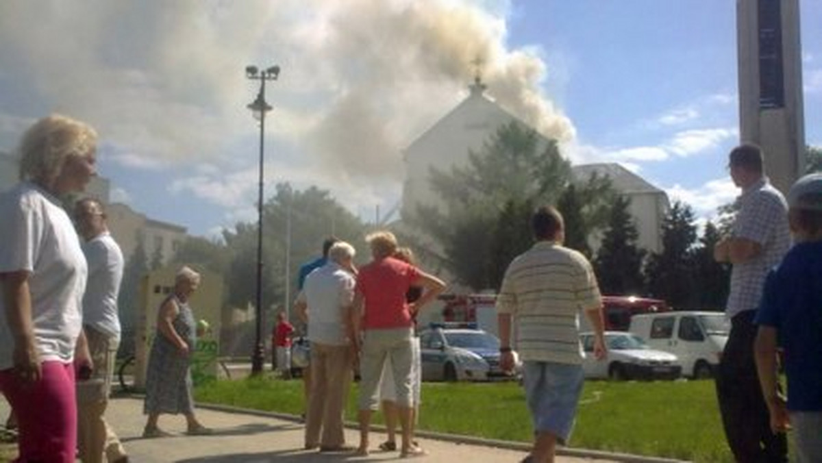 Strażacy dogaszają pożar kościoła, przy ul. Tykocińskiej na warszawskim Targówku. Zniszczenia są duże - spłonęła wieża świątyni i połowa dachu.