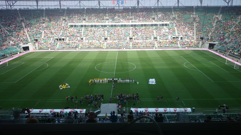 Prezentacja drużyn na wrocławskim stadionie
