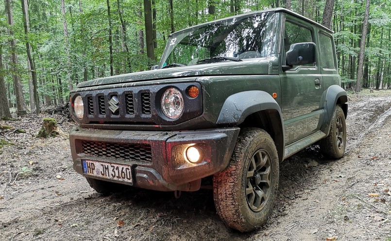 Inżynierom Suzuki udało się zachować niską masę własną – Jimny waży od 1090 kg do 1135 kg (w zależności od wersji). Dzięki temu można pozwolić sobie na przedzieranie się przez dzikie odstępy bez obawy o uszkodzenie podwozia na byle wyrwie. A niemal pionowo ustawiona przednia szyba, niezbyt szerokie słupki dachowe oraz kwadratowe boczne lusterka zapewniają świetną widoczność we wszystkich kierunkach