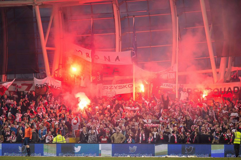 UEFA szykuje karę dla polskiej federacji za odpalenie rac na meczu z Irlandią!