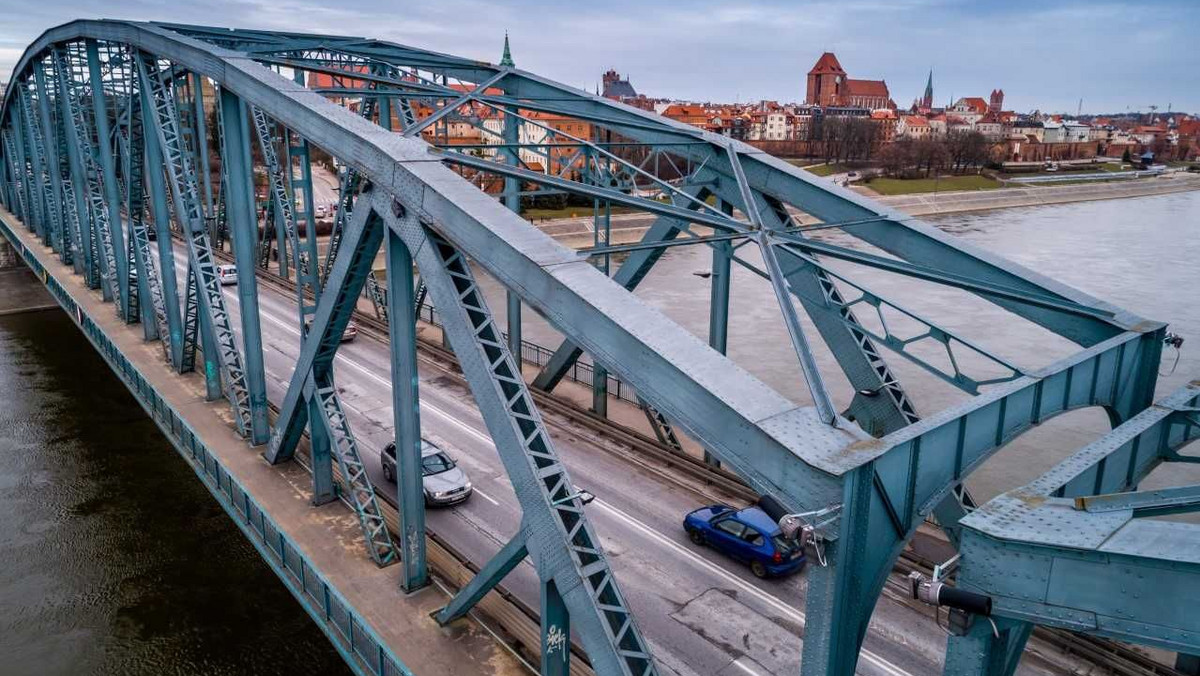 Toruń: trzech chętnych na remont mostu