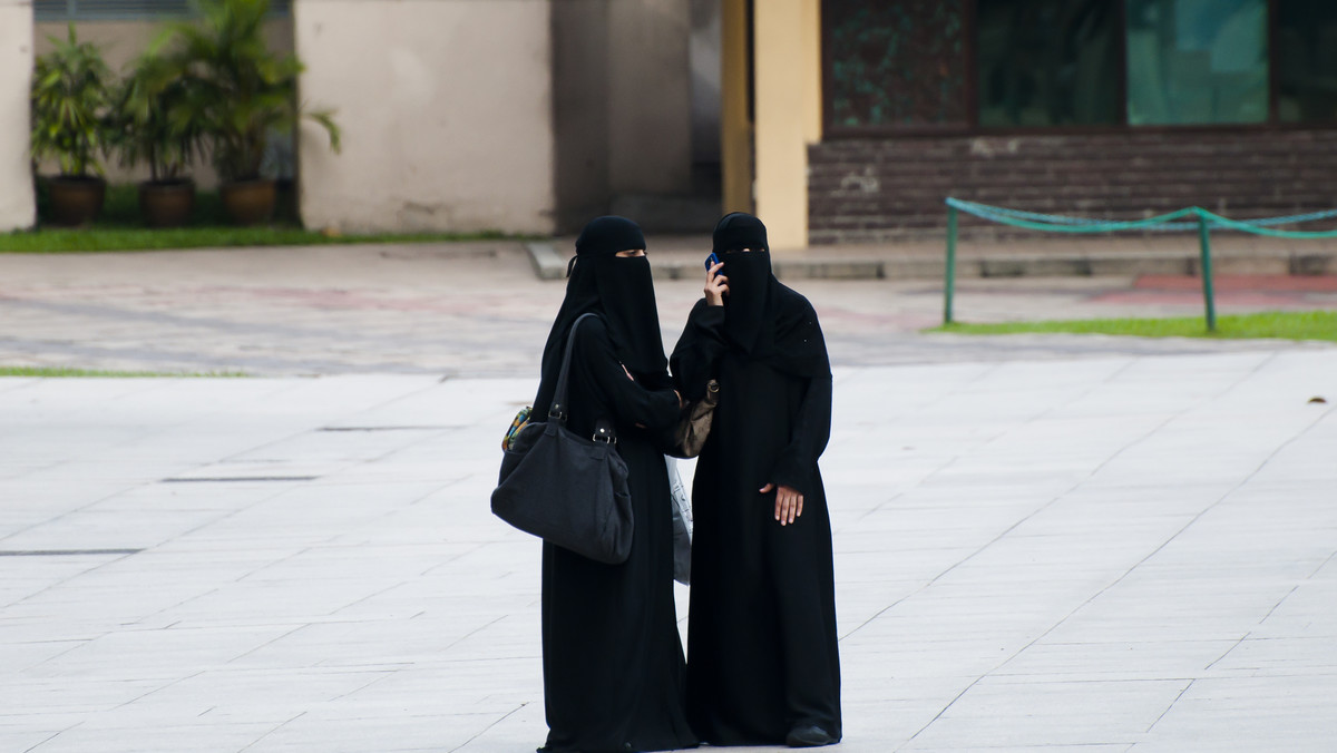 Muzułmanki w Wielkiej Brytanii są bardziej narażone na islamofobiczne ataki niż muzułmanie - wynika z najnowszego raportu.