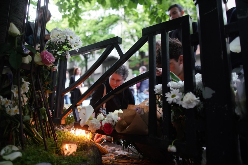 Građani pale sveće ispred škole gde su ubijeni učenici i čuvar