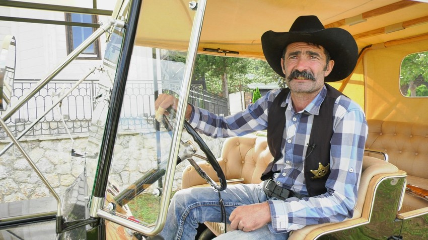 Radoslav Matović sa replikom prvog automobila koji je uvezen u Srbiju