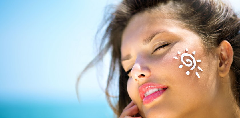 Pielęgnacja skóry latem. Jakich substancji w kosmetykach unikać, gdy jest gorąco?
