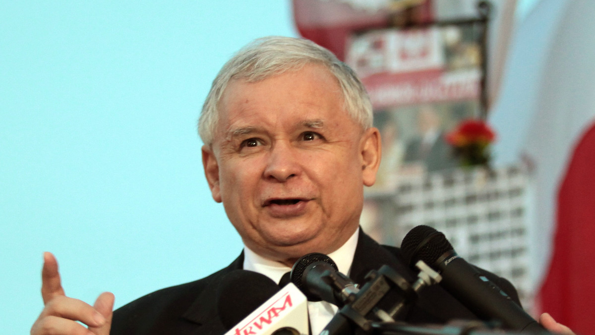 Prezes PiS Jarosław Kaczyński przyznał, że bardzo źle odebrał wypowiedź Jana Tomaszewskiego o tym, że wstydzi się on, iż grał w polskiej reprezentacji. Kaczyński zapowiedział, że sprawą zajmie się partyjna komisja etyki. Życzył też sukcesów polskim piłkarzom na Euro 2012.