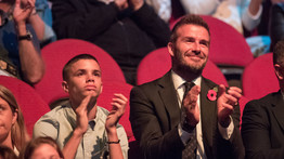 Hoppá: színésznővel randizgat Beckhamék fia