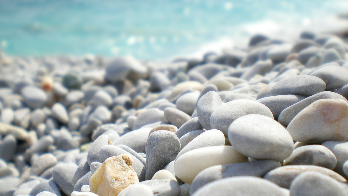 Wyspa Skiatos może pochwalić się pięknymi plażami, które przyciągają tysiące turystów. Niestety, w sezonie wakacyjnym ich liczba jest tak duża, że postanowiono karać tych, którzy chcieliby zabrać na pamiątkę kamyki z plaży Lalaria.