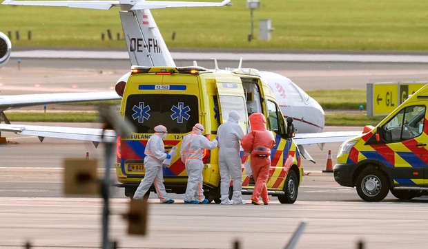 Medicinski radnici prate pacijenta, evakuisanog sa kruzera "Hondijus" zbog sumnje na hantavirus, do kola Hitne pomoći nakon što je avionom prebačen na aerodrom u Amsterdamu
