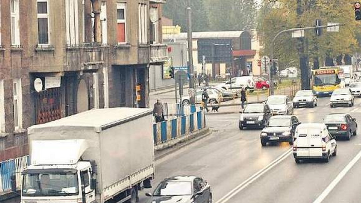 Powstanie bus-pasów, ścieżek rowerowych i podziemnego połączenia pieszo-rowerowego łączącego os. Sobieskiego z dworcem - w środę słupscy radni uchwalili, że miasto wyda póki co pół miliona złotych na ten cel - informuje "Głos Pomorza".