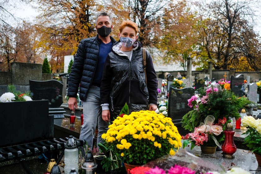 Polacy ruszyli na cmentarze. Wreszcie mogliśmy zapalić znicz bliskim