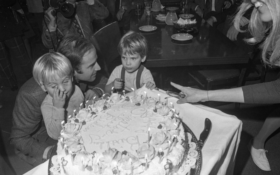 30-letni Joe Biden w dniu swoich urodzin z synami Beau i Hunterem 