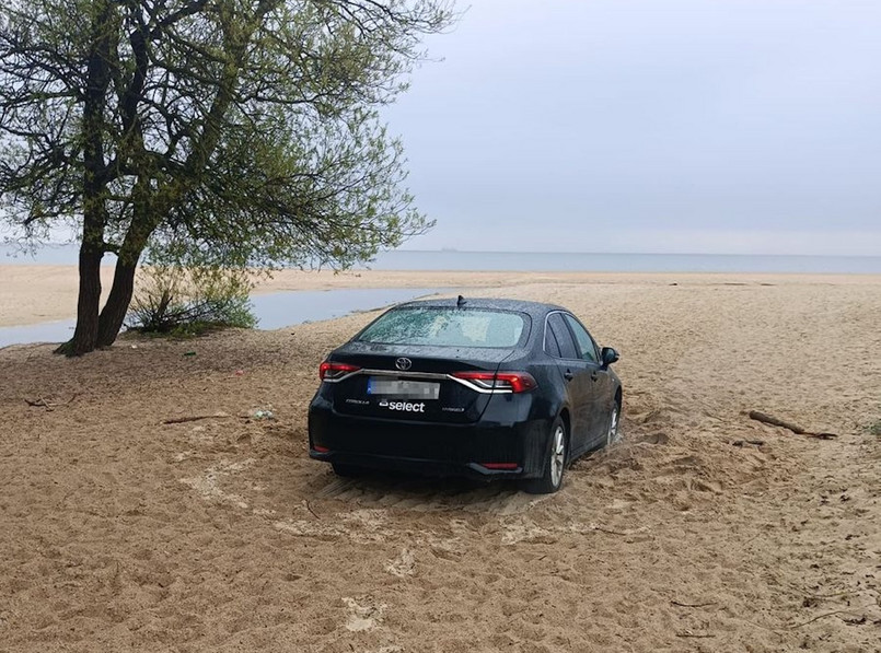 34-latek wjechał samochodem na plażę