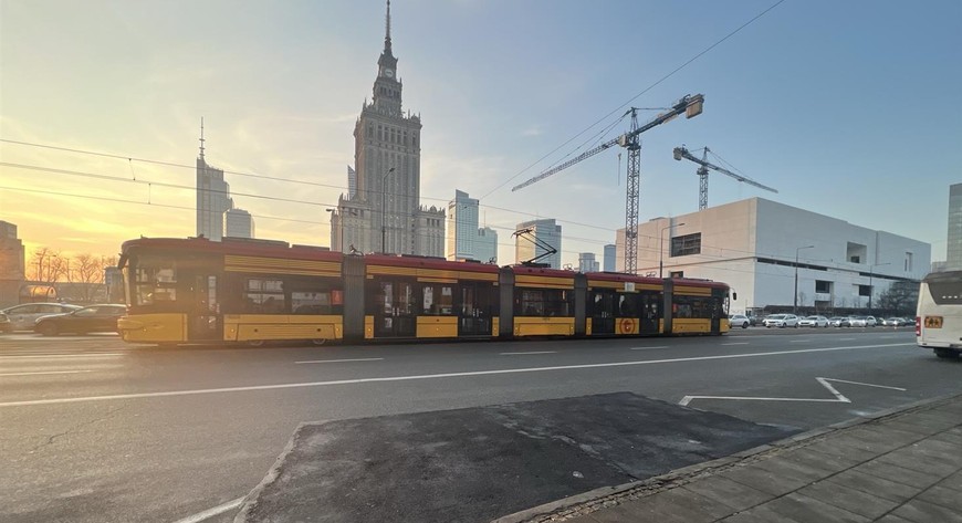 Jak zapewniają miejscy urzędnicy, inwestycja jest kolejnym etapem sukcesywnego przekształcania ul. Marszałkowskiej w prawdziwie zieloną arterię.