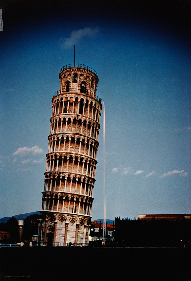 Dwie piłki zrzucone z Krzywej Wieży w Pizie podczas odtwarzania eksperymentu Galileusza; listopad 1974 - fot. Luis Marden, National Geographic