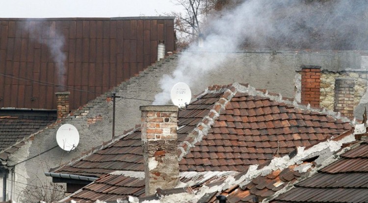 Helytelen lakossági tüzelés miatt szennyezett a levegő.