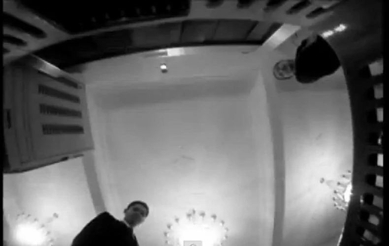 Oprema prolazi kroz rendgen na ulazu u Dvoranu naroda