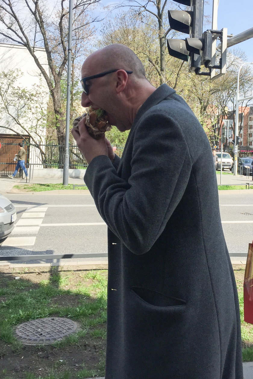 Cezary Kosiński zjadł burgera na ulicy
