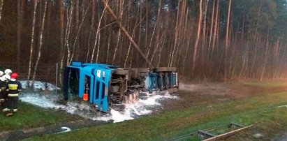 Cysterna przewróciła się na A4. Doszło do rozszczelnienia