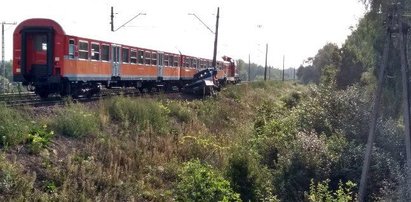 Wypadek w Miedniewicach pod Skierniewicami. Samochód wjechał pod pociąg