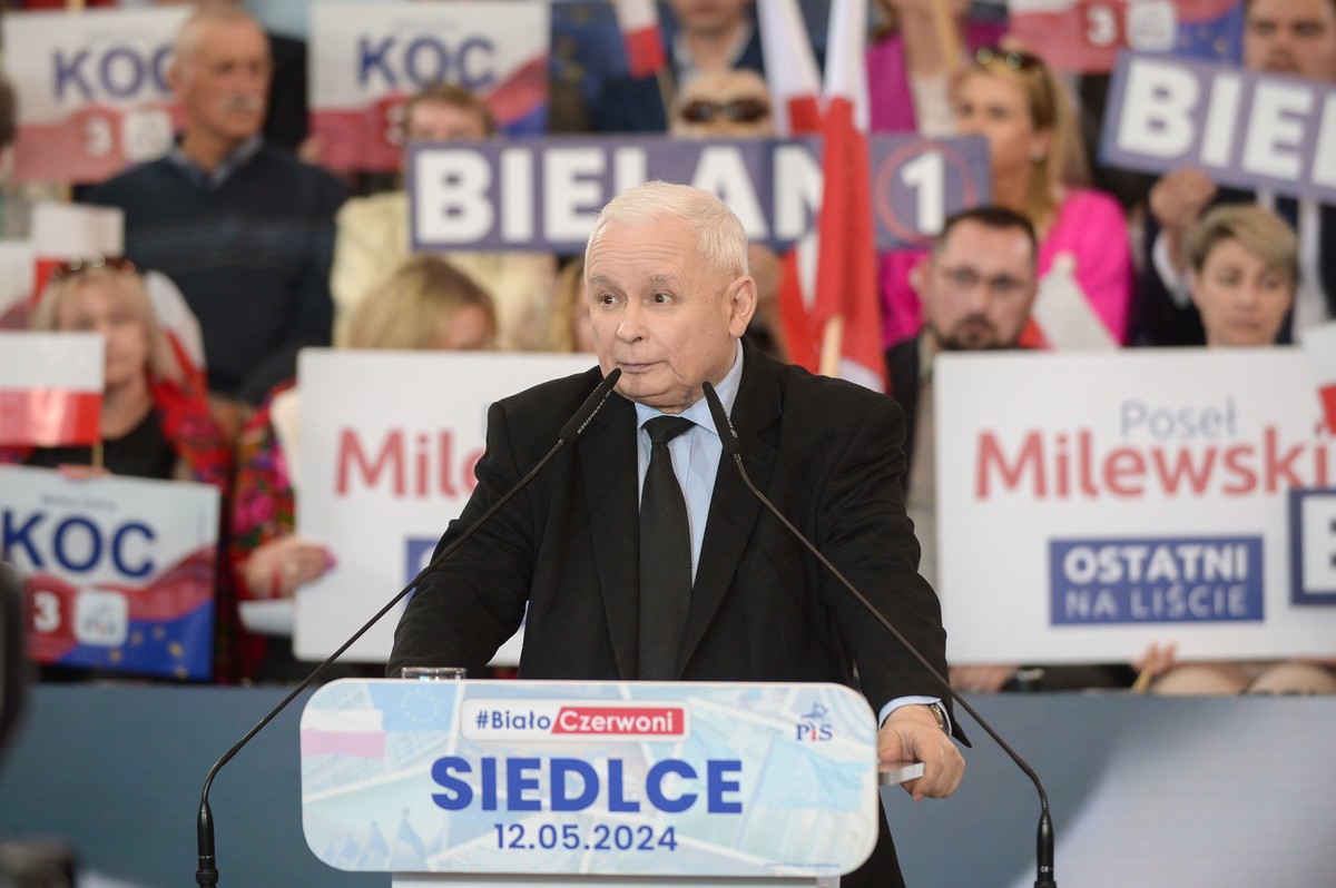 Prezes PiS Jarosław Kaczyński przemawia na spotkaniu z mieszkańcami w OSiR w Siedlcach