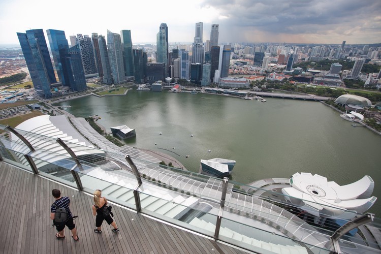 Singapur ma wysoką średnią oczekiwaną długość życia na poziomie 81,9 roku, ponadto stosunkowo niski koszt leczenia per capita, stanowiący 4,4 proc. PKB. Singapur oferuje lepszą opiekę zdrowotną niż państwa skandynawskie, płacąc za nią nawet o połowę mniej. Państwowa służba zdrowia charakteryzuje się tam bardzo niskim współczynnikiem śmiertelności niemowląt, który wynosi 2 na każde 1000 żywych urodzeń (według danych Banku Światowego w 2012 roku). Dosyć łatwo wyjaśnić tak dobrą kondycję tamtejszej służby zdrowia: w Singapurze jest najwyższy wśród krajów rozwiniętych odsetek finansowania służby zdrowia ze środków prywatnych. 69 proc. wszystkich kosztów finansują tam sami podatnicy. W USA jest to 54,1 proc., w Szwajcarii 34,6 proc., w Wielkiej Brytanii 17,3 proc., w Niemczech 24,1 proc., natomiast w Polsce 28,8 proc.