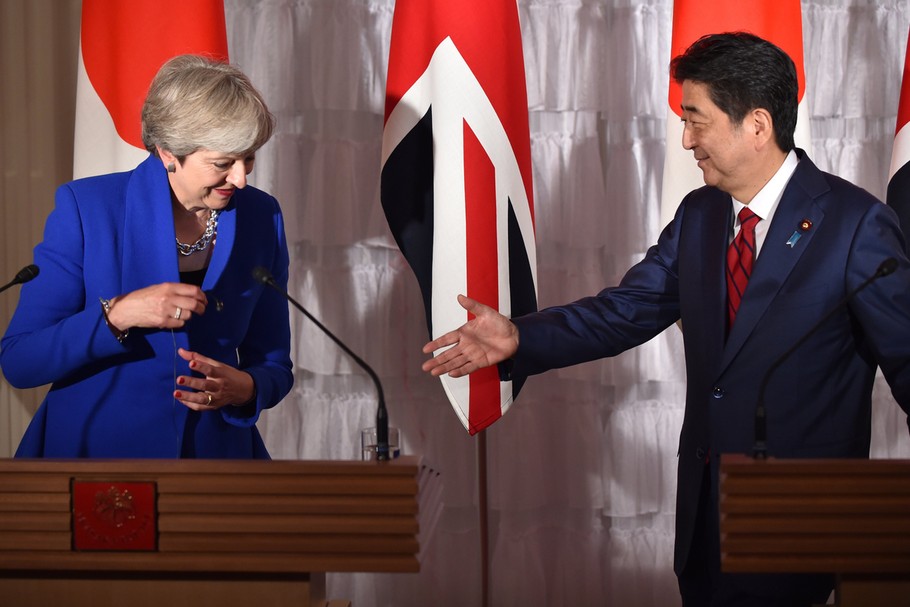   Theresa May, premier Wielkiej Brytanii, i Shinzo Abe, premier Japonii