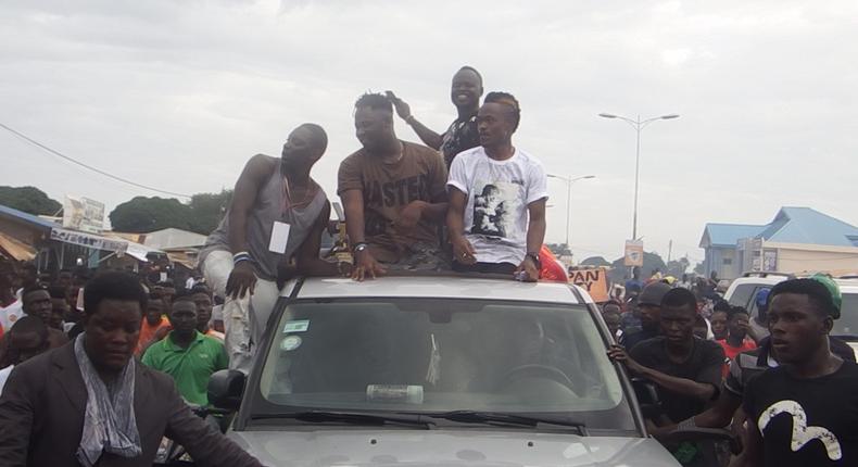 Maccasio and Medikal block major road in Tamale ahead of “Ninsala album launch